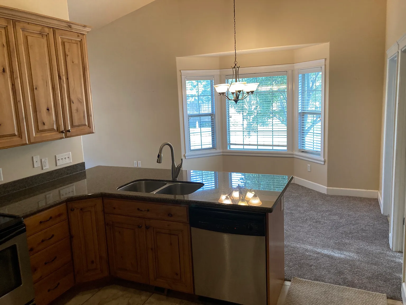 4 bed, 2700 sqft, $2,550 — Photo 3