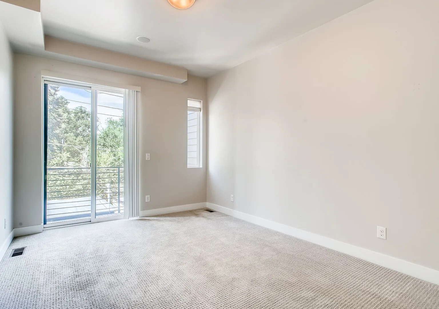 High Street Townhomes 3 bedroom unit with detached Garage and Yard — Photo 4