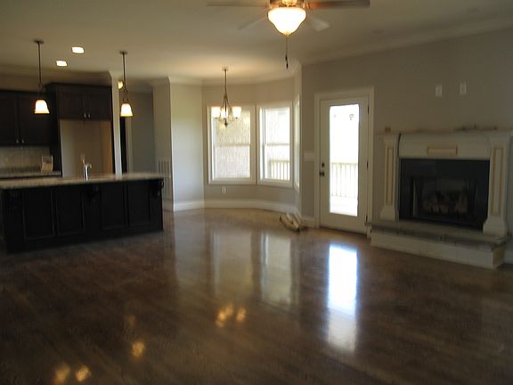 4th image of 386 Nichols Ln