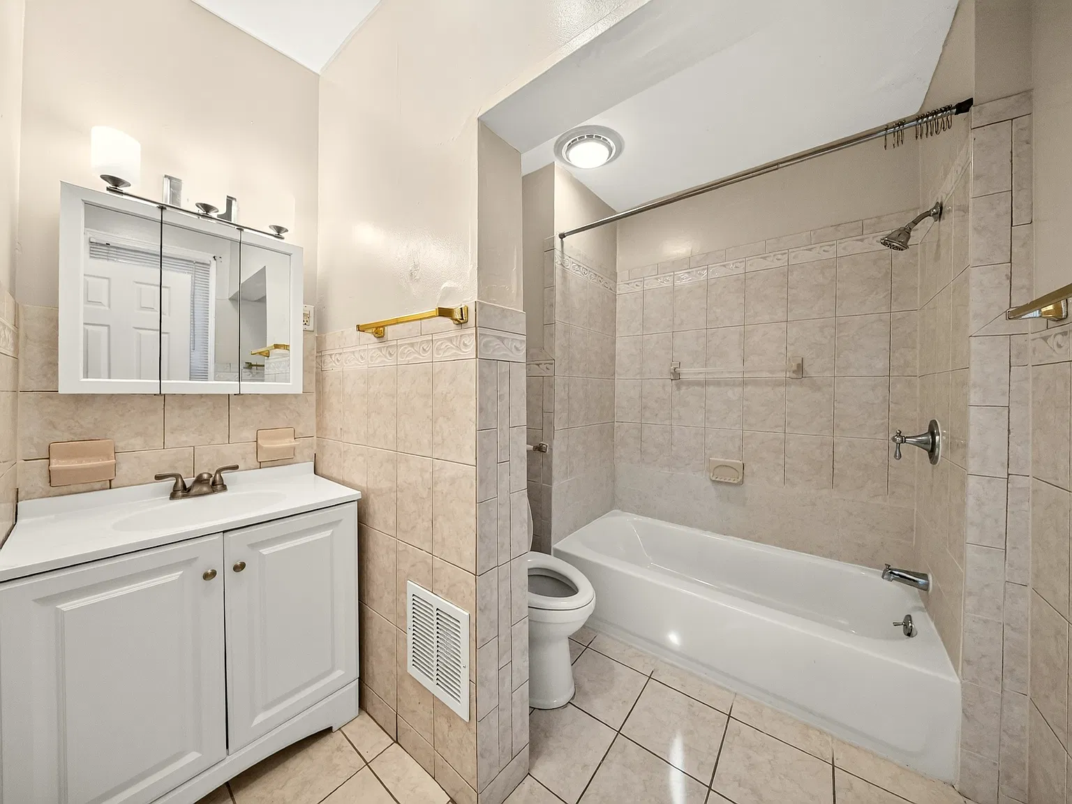 3 bed, 2304 sqft, $2,300 — Photo 2