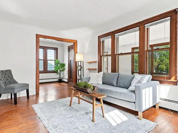 902 Hyacinth Ave E, Saint Paul, MN 55106