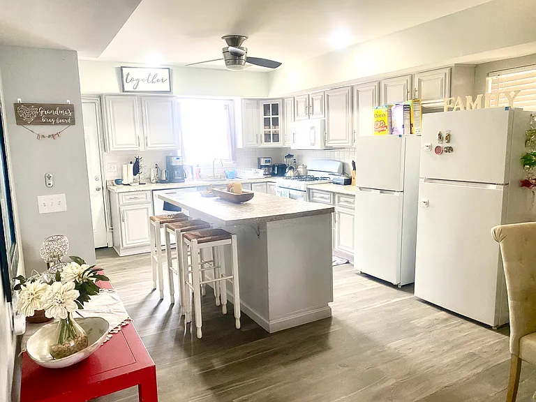 28 Bay Ave — Photo 11