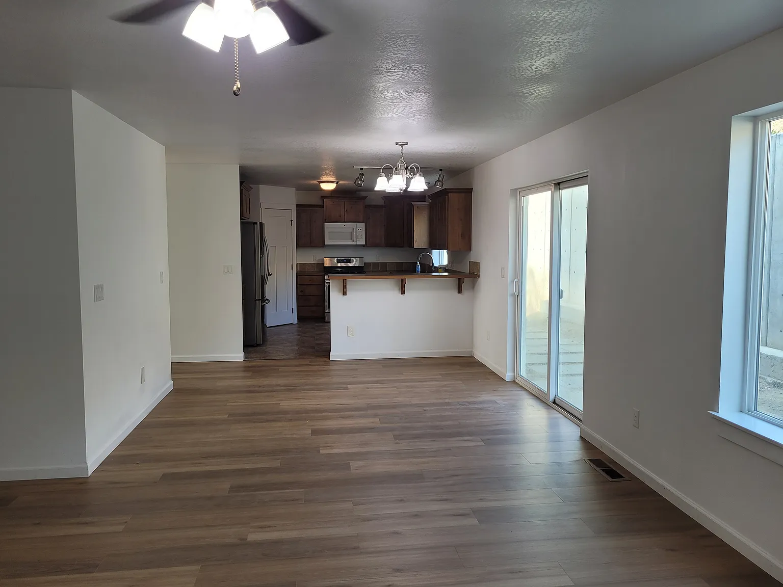 5 bed, 2.5 bath, 2373 sqft, $2,500 — Photo 3