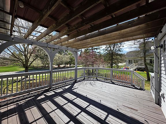 3rd image of 5795 Versailles Ave