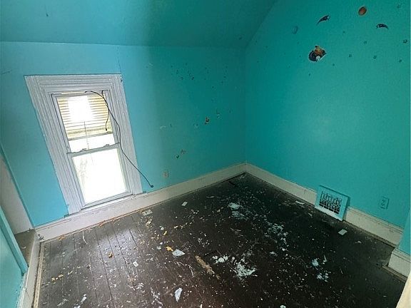 3rd image of 9601 Edmunds Ave