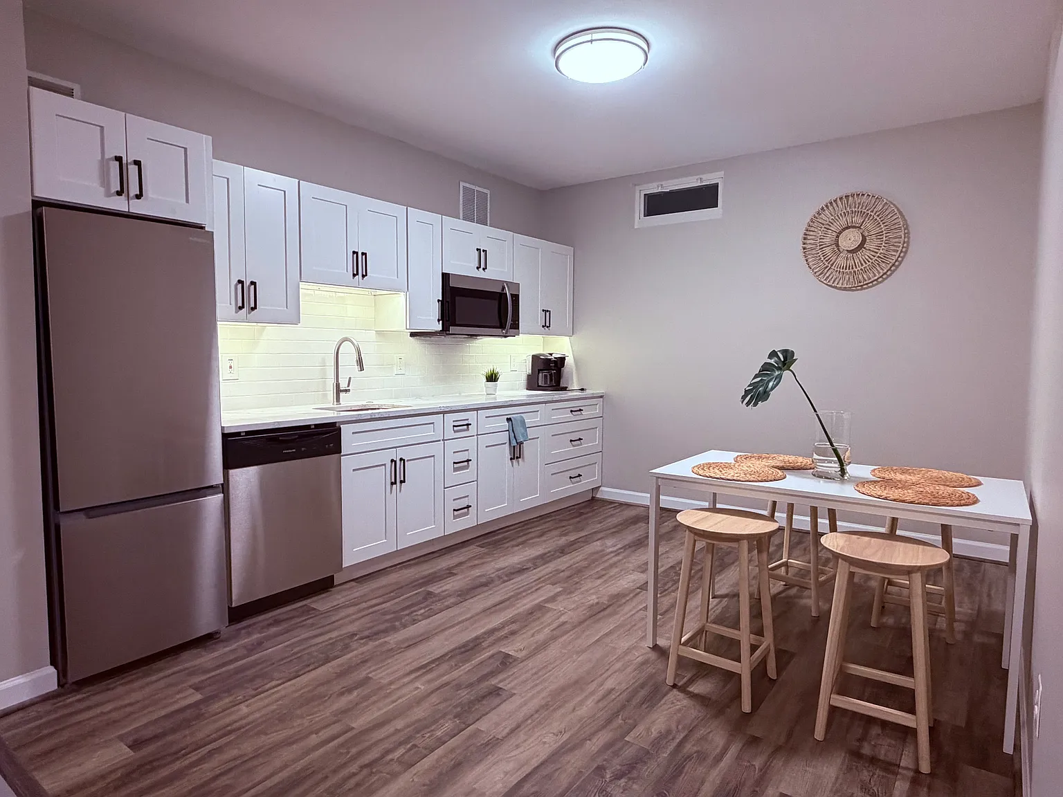 6 bed, 4384 sqft, $2,600 — Photo 3