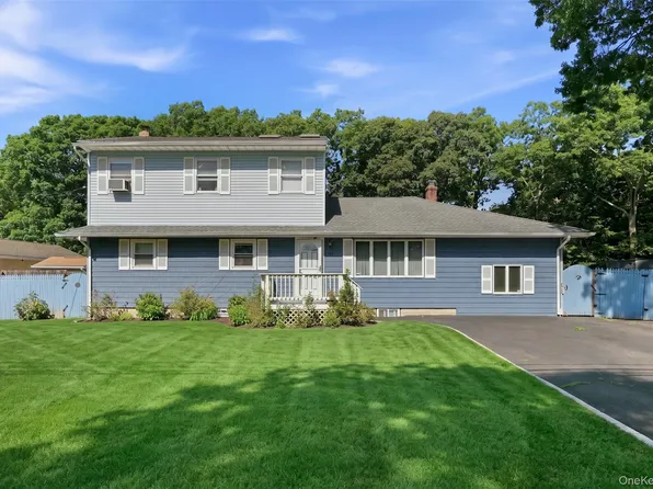 70 Avenue A, Holbrook, NY 11741