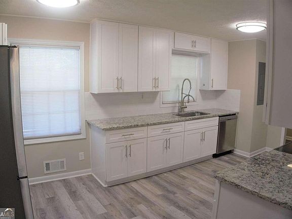5th image of 140 Medford Dr