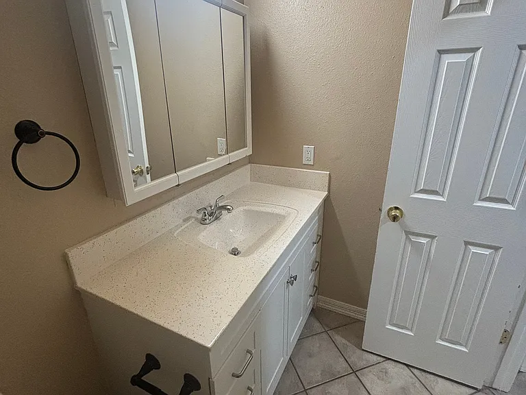 506 W Poe St — Photo 3