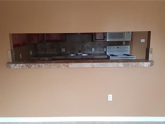 4th image of 1942 Woodcrest Dr