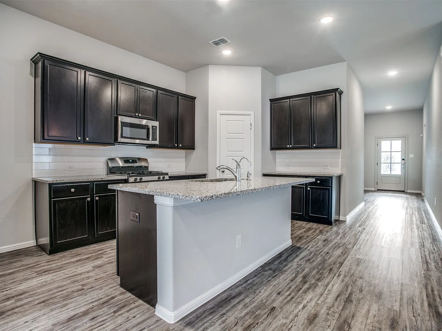 4 bed, 2.0 bath, 2011 sqft, $2,690 — Photo 3