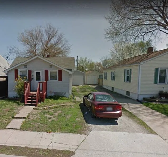 3 bed, 903 sqft, $1,050 — Photo 1