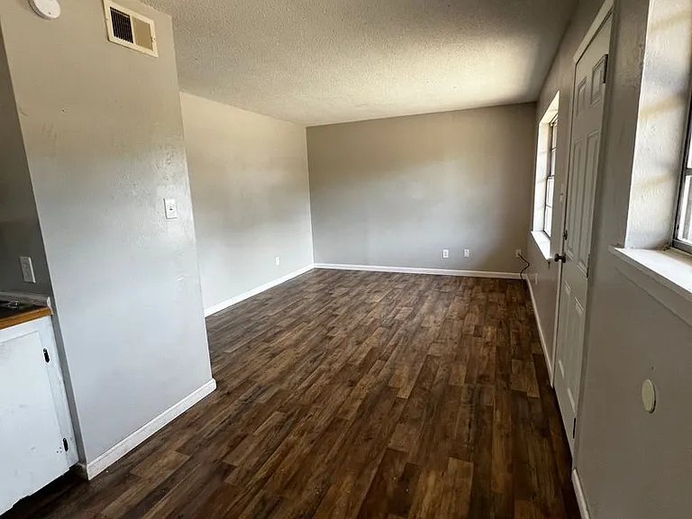 302 E Houston St — Photo 20