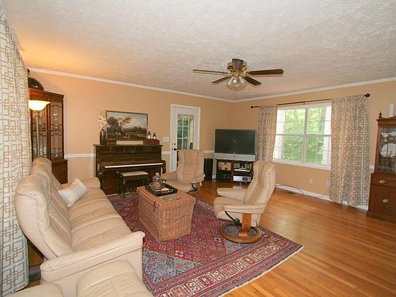 4th image of 3825 Greenhill Dr