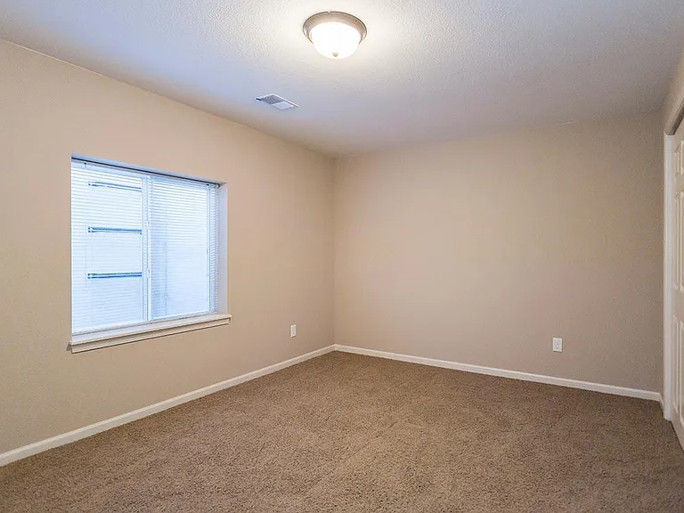 Parkway Oaks Townhomes and Duplexes — Photo 60
