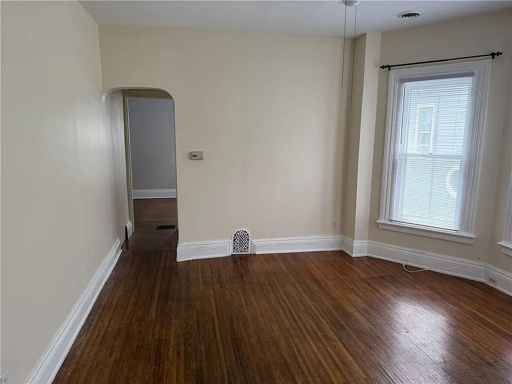 1 bed, 1.0 bath, 450 sqft, $900 — Photo 2