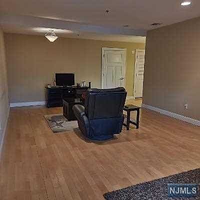 5th image of 58 Jefferson Ave