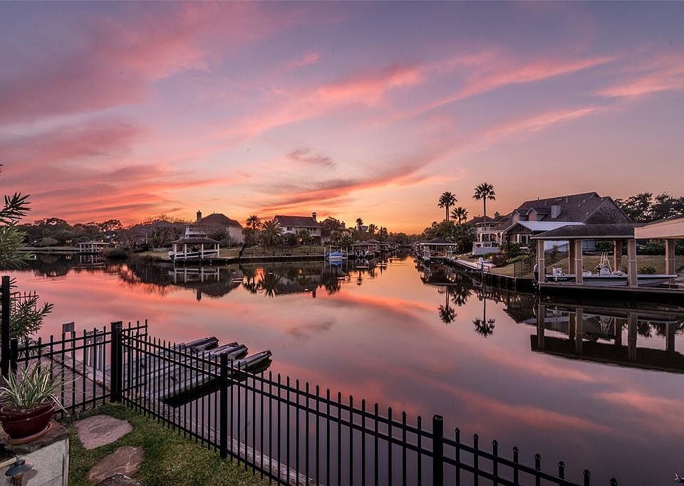 Your private viewing deck of sunsets, wide canal, water views, unobstructed!