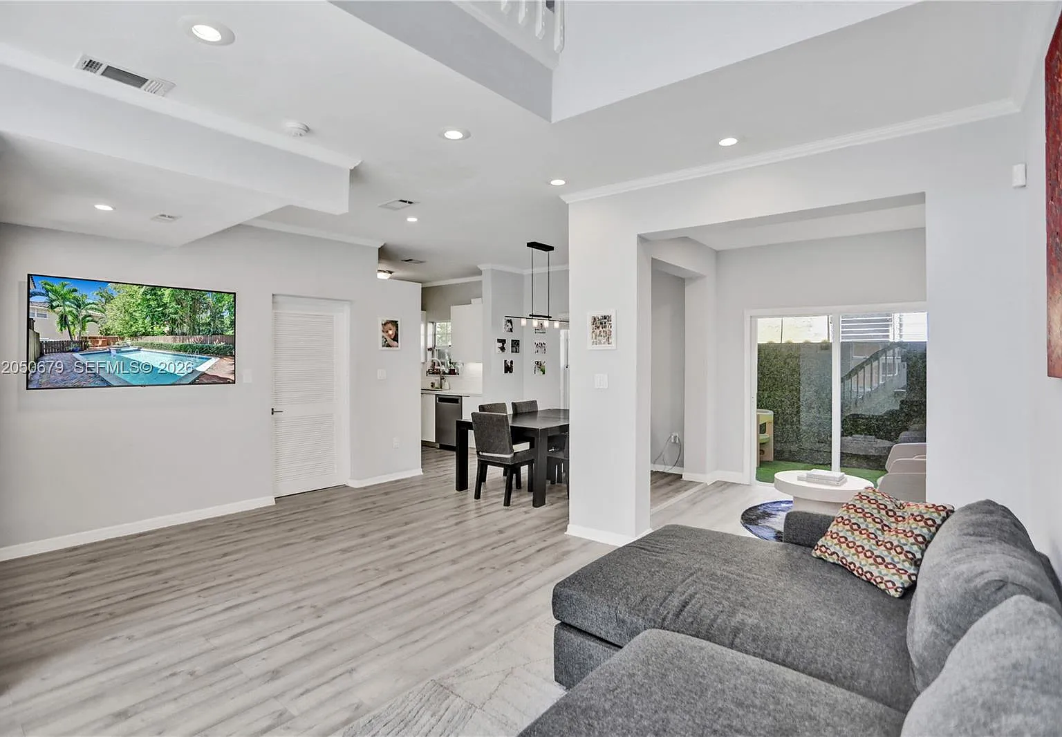 3 bed, 1220 sqft, $6,150 — Photo 1