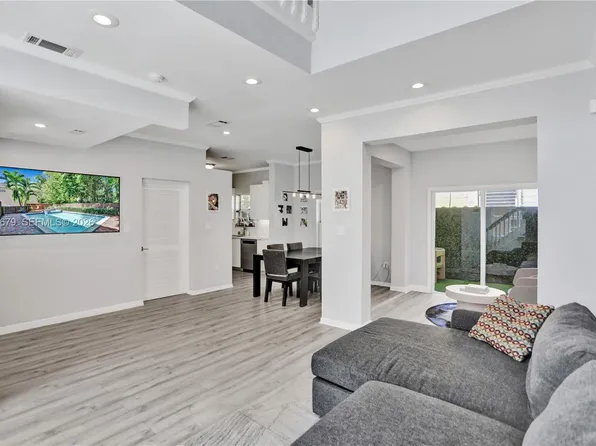 3135 Gifford Ln, Miami, FL