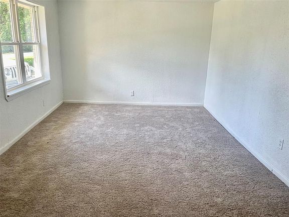 3rd image of 406 E Houston Ave