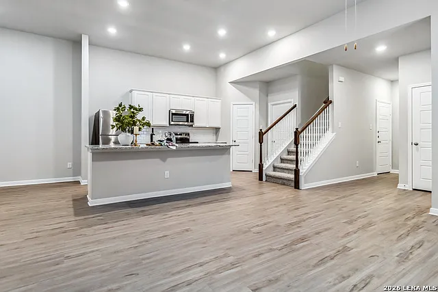 4 bed, 2.5 bath, 3264 sqft, $1,695 — Photo 3