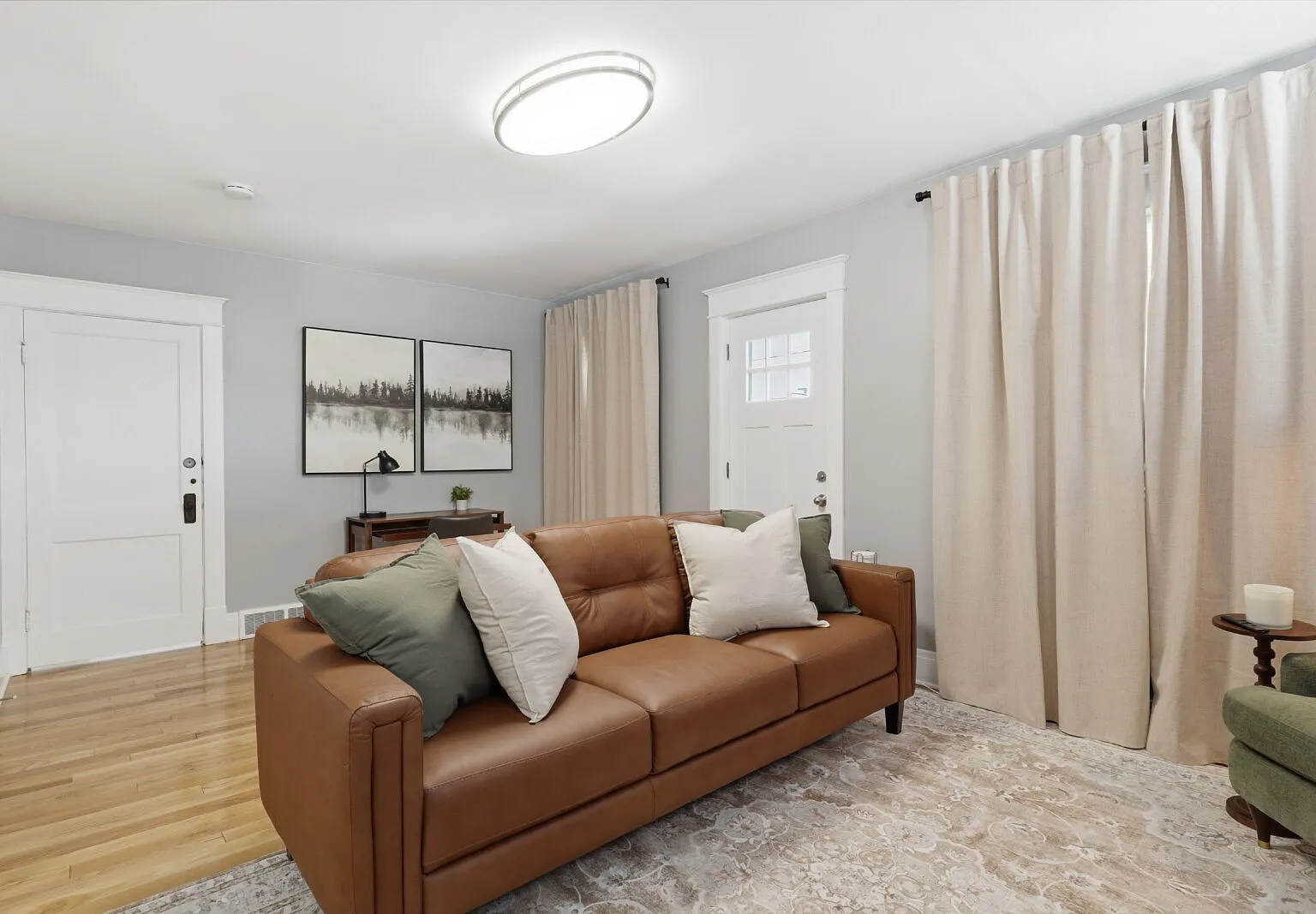 3 bed, 2.0 bath, 2432 sqft, $4,000 — Photo 3
