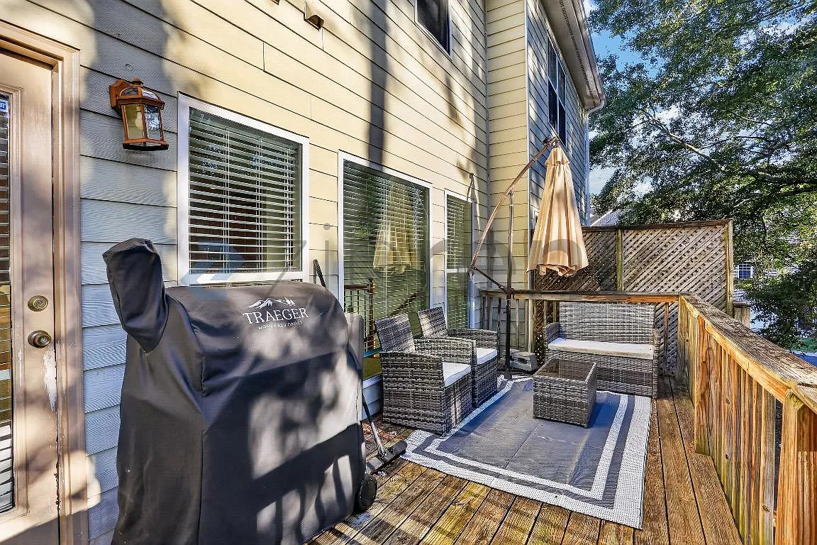 3 bed, 3.5 bath, 2215 sqft, $2,600 — Photo 3