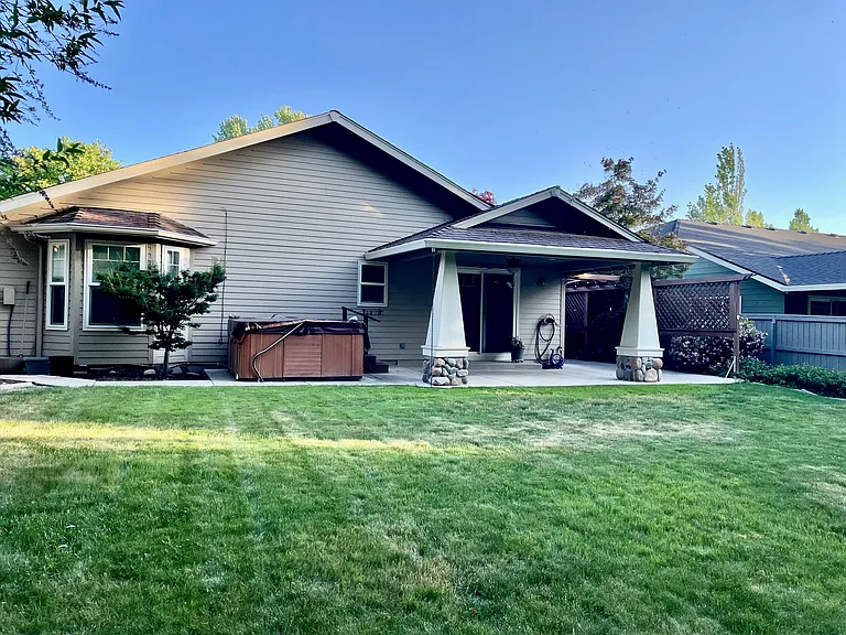 Edgewater Dr — Photo 18