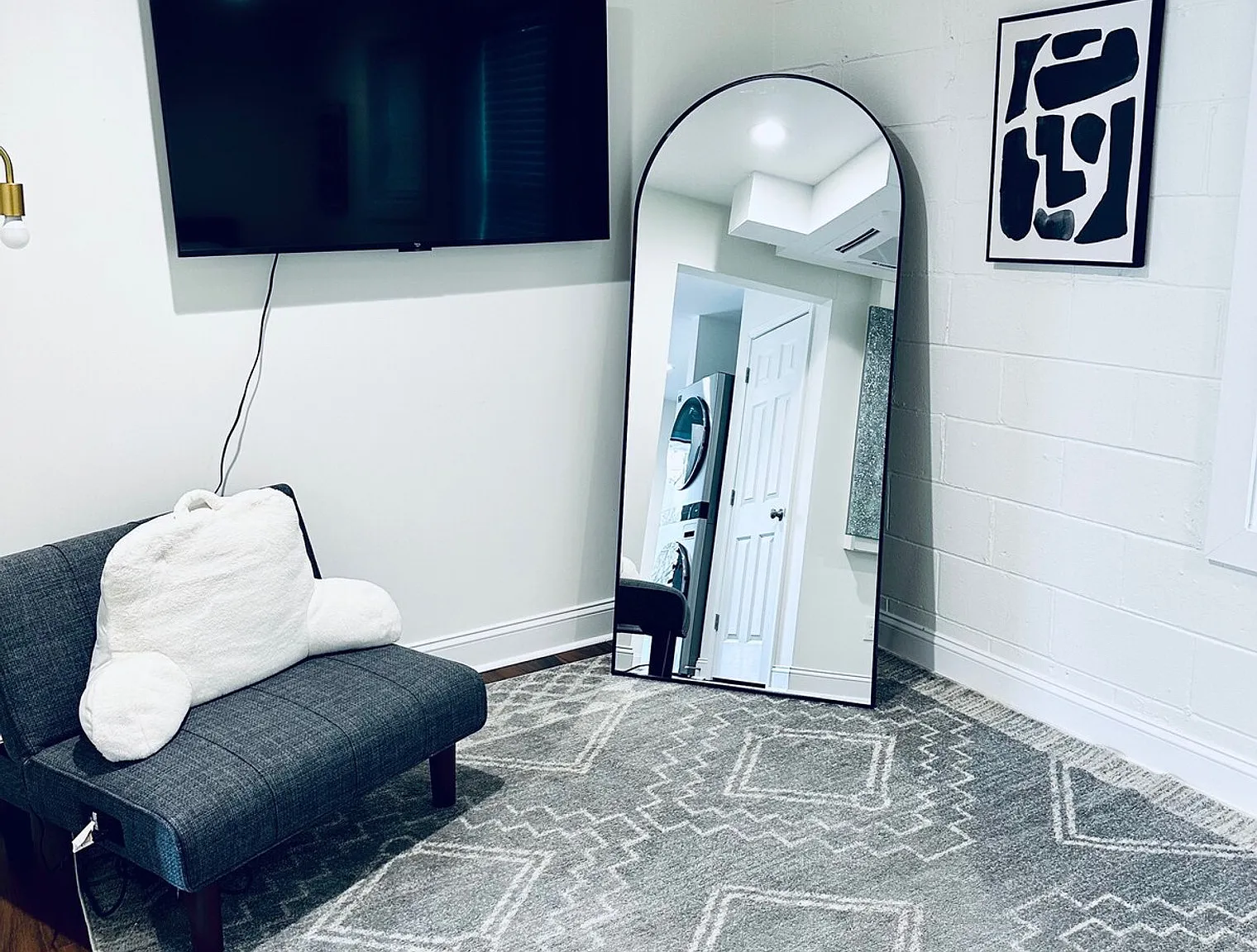 1 bed, 1.0 bath, $2,072 — Photo 2