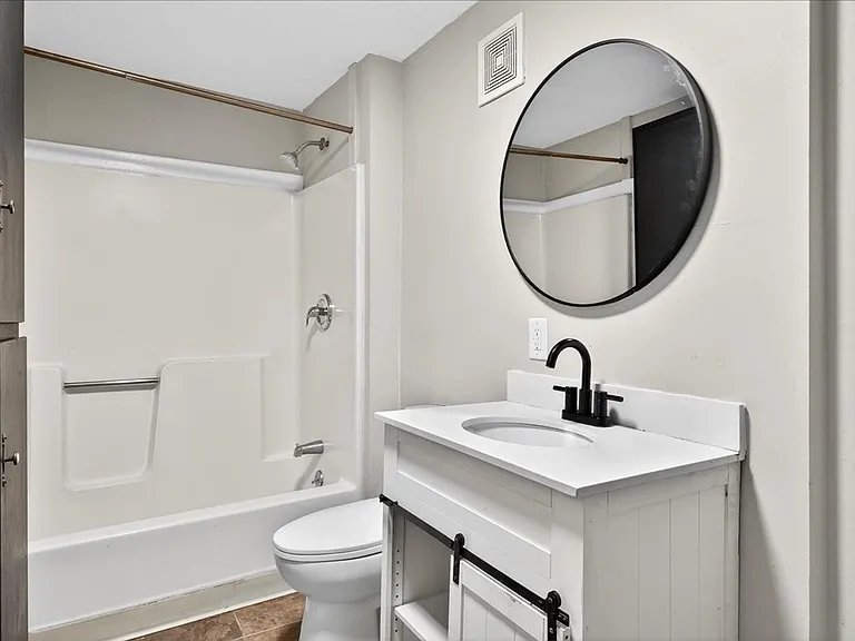 413 E Ormsby Ave — Photo 8