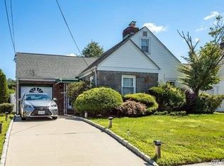 100 Krug Pl, Mineola, NY 11501
