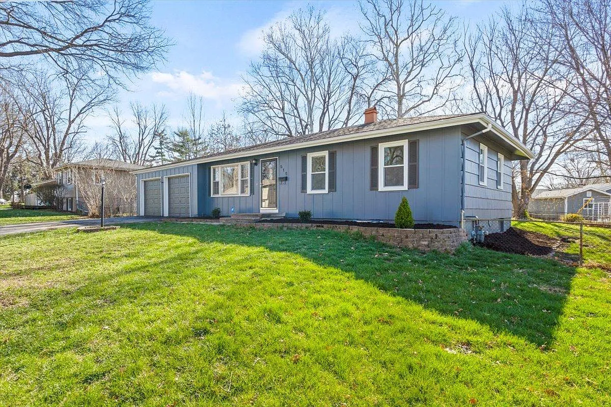 515 NW Frances Dr — Photo 2
