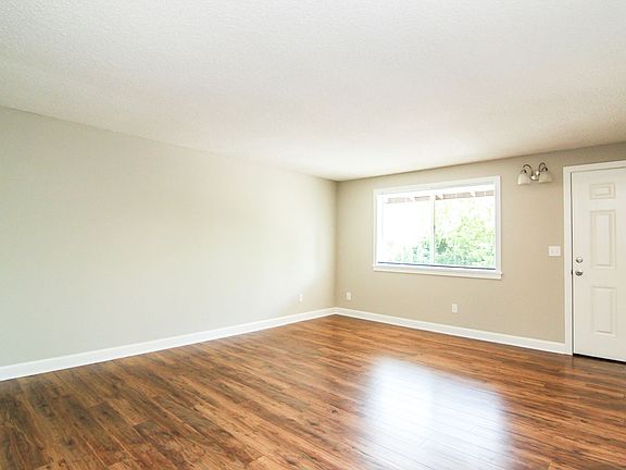 5th image of 501 SE Davis St APT 9