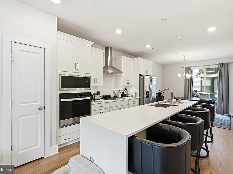 153 Locke St — Photo 15