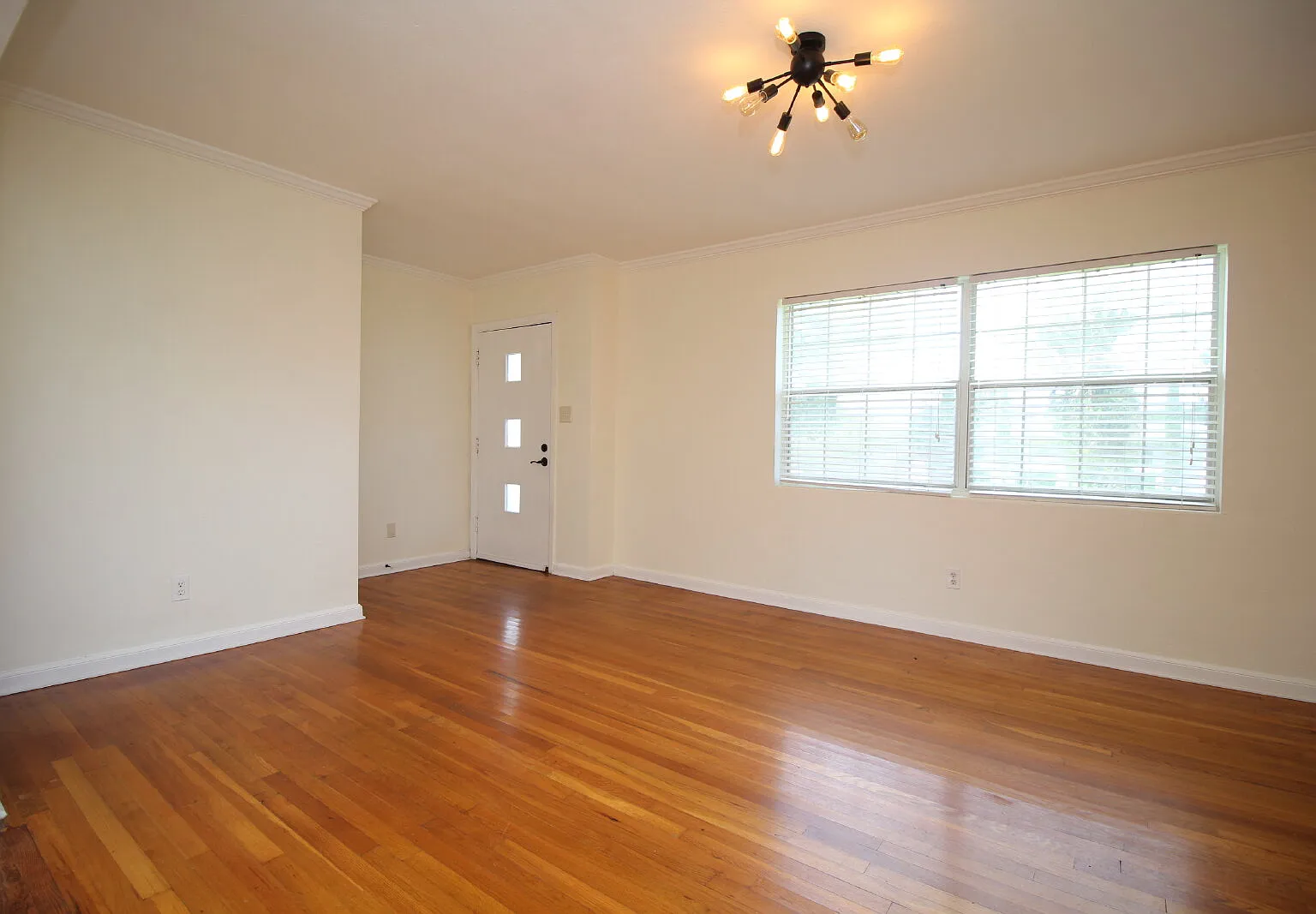 3 bed, 1.0 bath, 1475 sqft, $1,800 — Photo 4