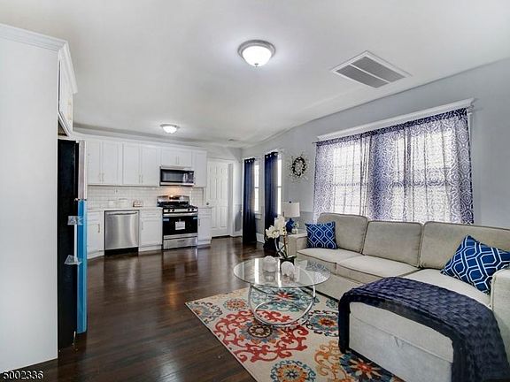 5th image of 40 Lanark Ave