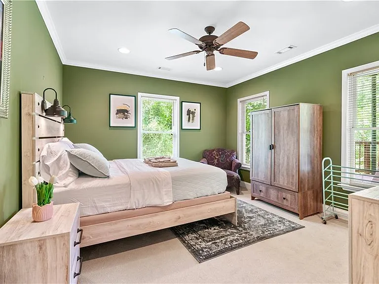 4260 Beverly Ln NE — Photo 8