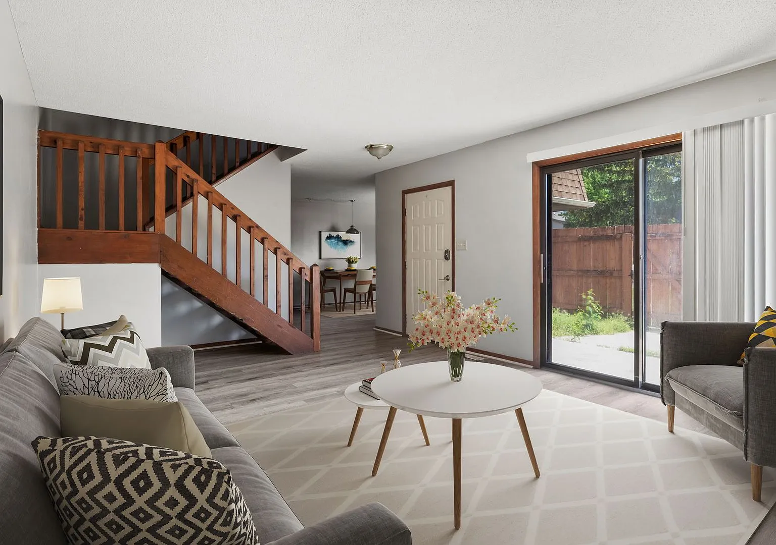 Spacious Rooms, fireplace and patio — Photo 1