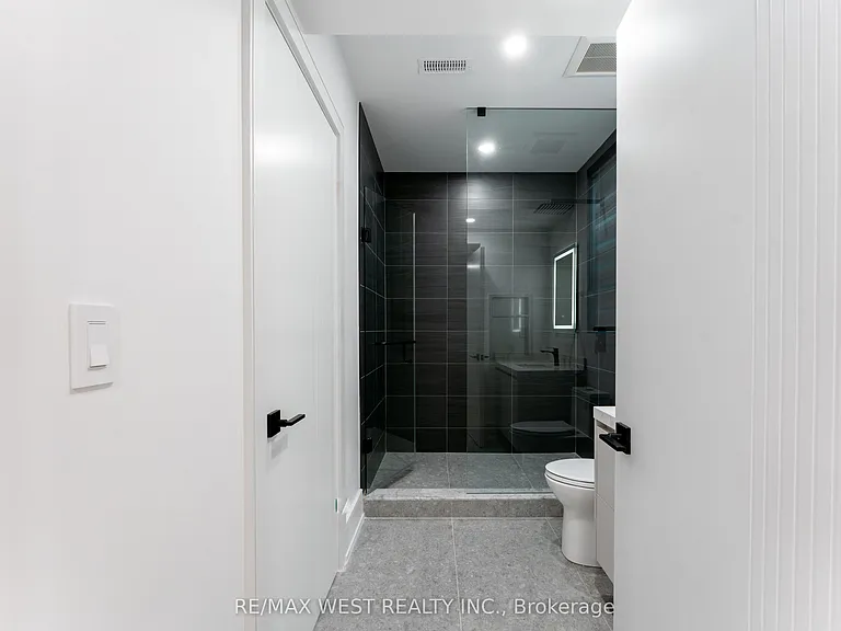 510 Wellington Cres — Photo 33