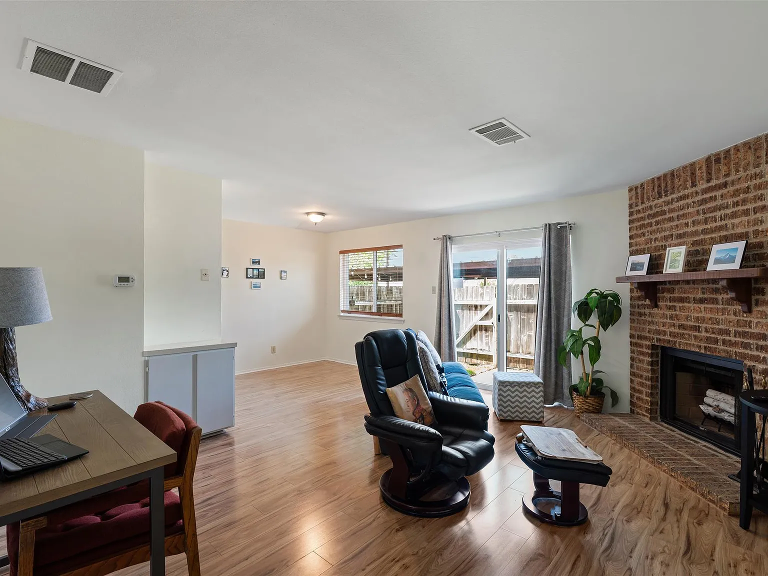 2 bed, 1.5 bath, 958 sqft, $1,700 — Photo 2