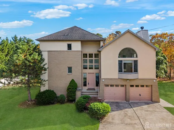 14 W Dante Rd, Monroe Township, NJ 08831