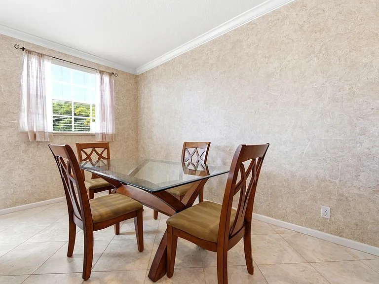 556 Marbella Cir — Photo 8