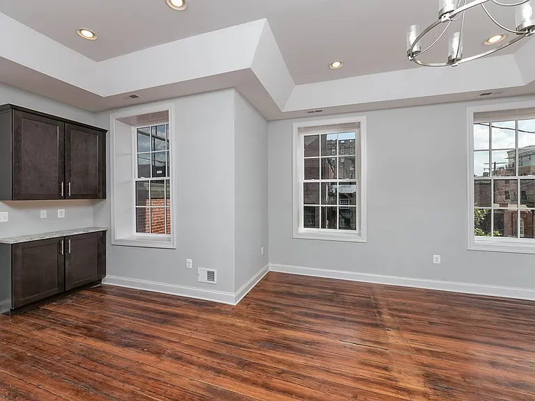 814 Cathedral St — Photo 85
