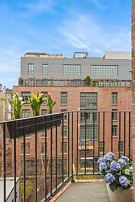 Sold by R New York | media 10