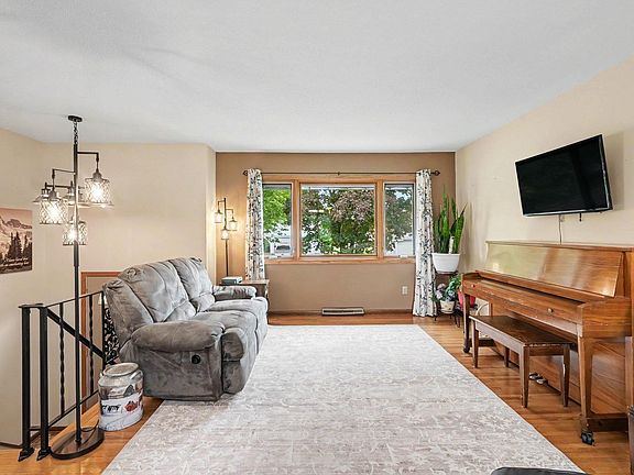 3rd image of 810 Sunny Ln