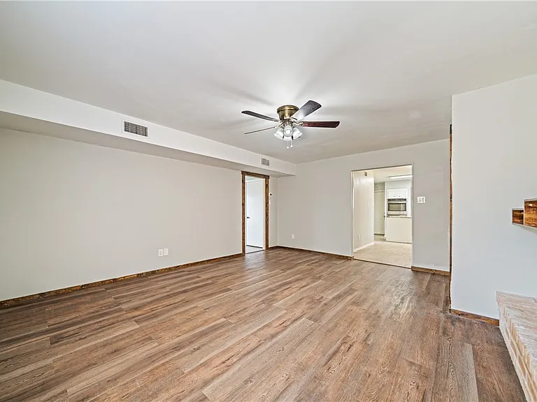 2445 Cricket Hollow St — Photo 7