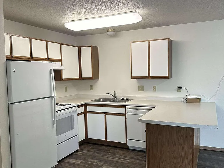 Dakota E & W Apartments — Photo 19