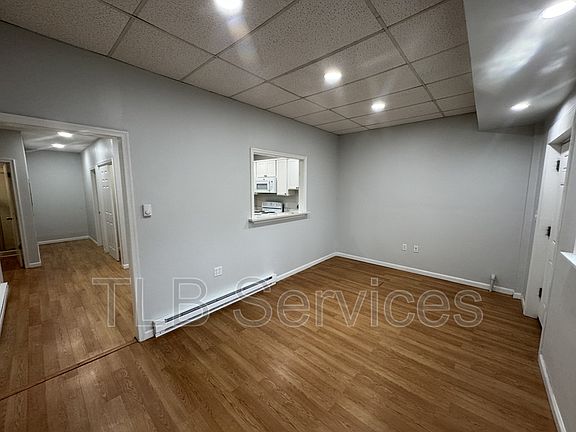 5th image of 733 Main St