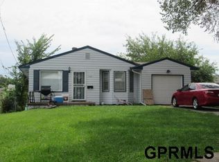 4005 Wright Cir, Omaha, NE 68105